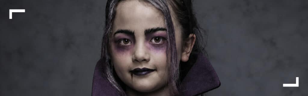 Barn med Halloween-ansigtsmaling, workshop hos Panduro i Lyngby Storcenter