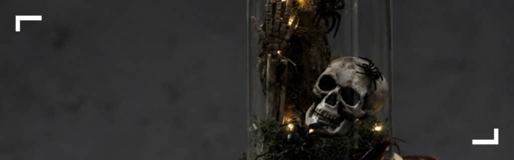 Uhyggelig glaskuppel med kranie og skelet, Halloween-workshop hos Panduro