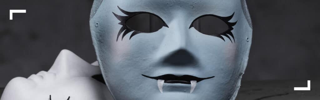 Pyntet Halloween-maske med hugtænder, workshop hos Panduro